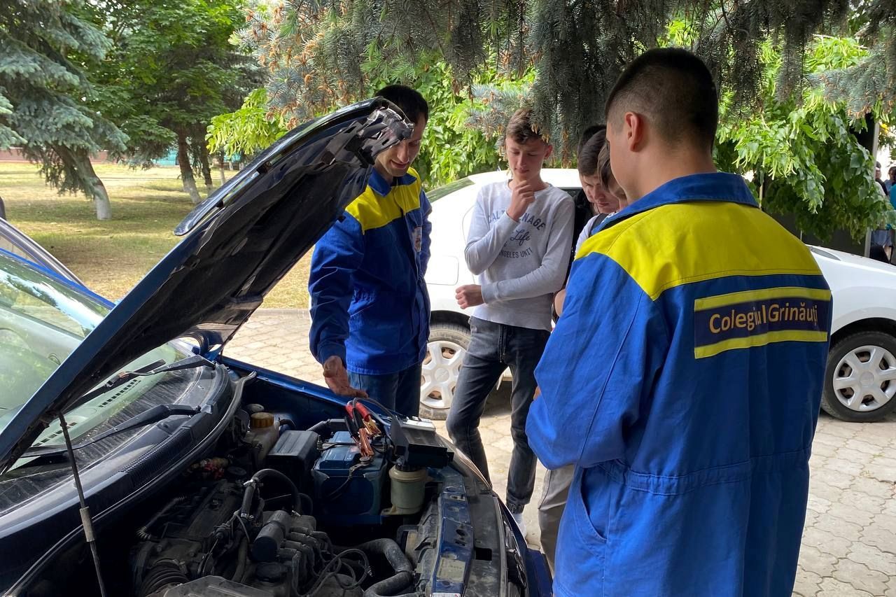 Peste 2.000 de elevi în sistemul de învățământ dual: „Copiii învață meseria direct la locul de muncă”