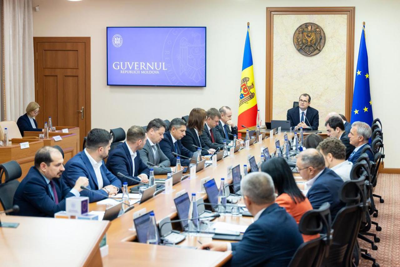 Guvernul strânge cureaua: Premierul le cere șefilor de instituții să accepte inclusiv tăieri din propriile salarii 