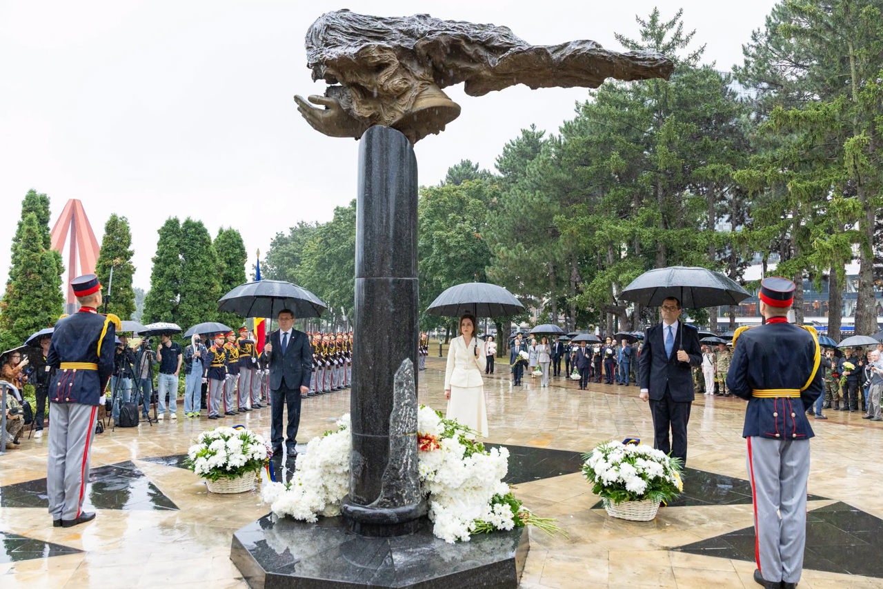 „Și-au pus viața în pericol în anul 1992 ca să apere R. Moldova”: Eroii independenței, comemorați la monumentul „Maica Îndurerată”