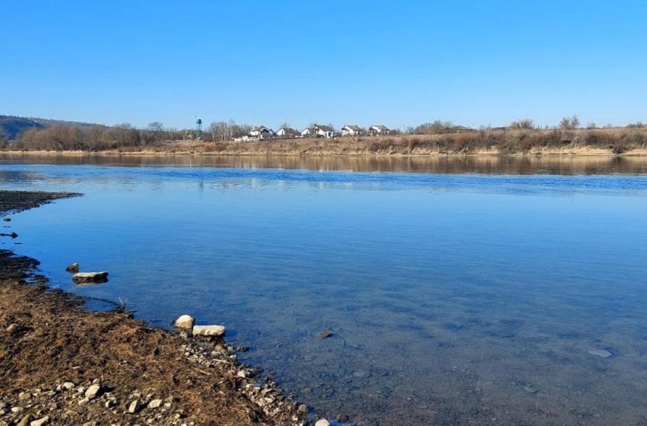 Authorities keep Ukraine oil spill restrictions; lab results pending