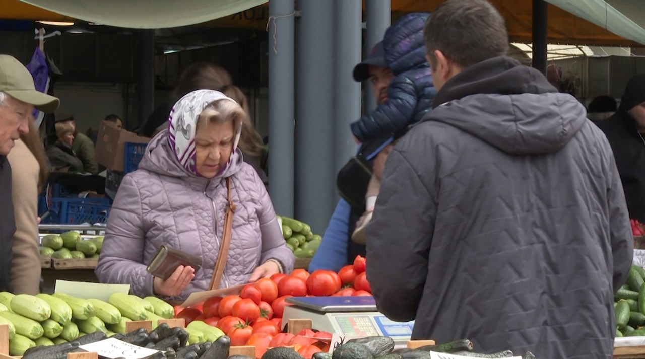 Aglomerație la Piața Centrală din capitală, oamenii fac cumpărături pentru masa de Paște: „Prețurile sunt piperate”