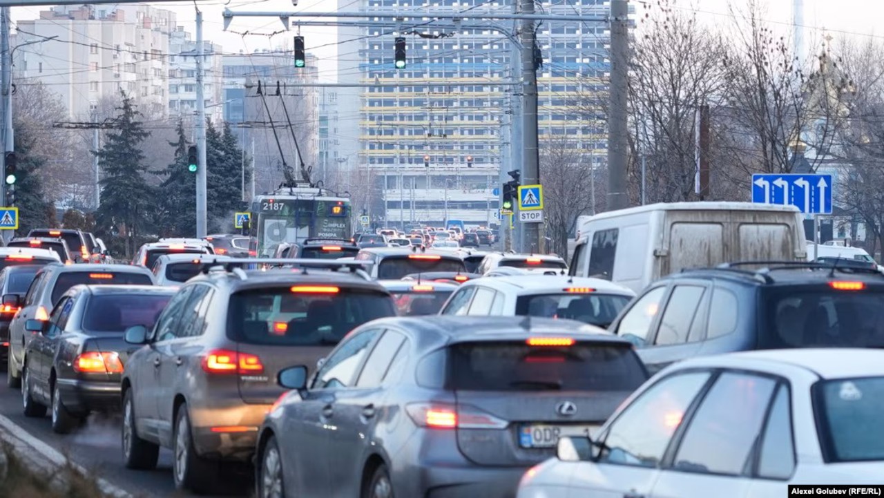 Restricții pentru mașinile școlilor auto la orele de vârf? Dispută între deputați și experți pe marginea traficului din Chișinău