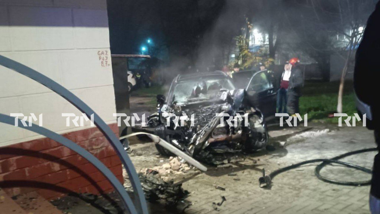 O mașină a luat foc după ce a spulberat un obstacol și a lovit un alt autoturism parcat