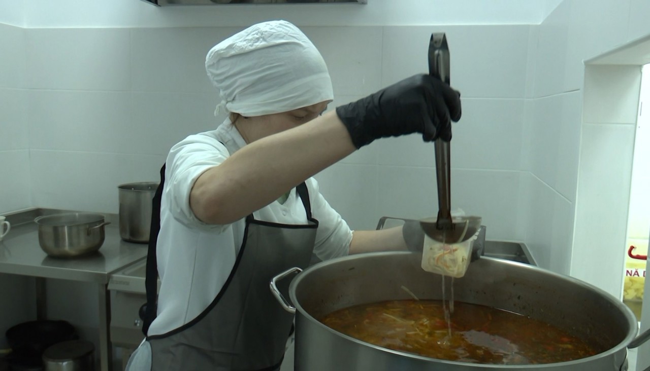 Persoane cu nevoi speciale pregătesc mâncare pentru bătrânii din două sate: „Ne poartă de grijă, nouă, bătrânelor neputincioase”