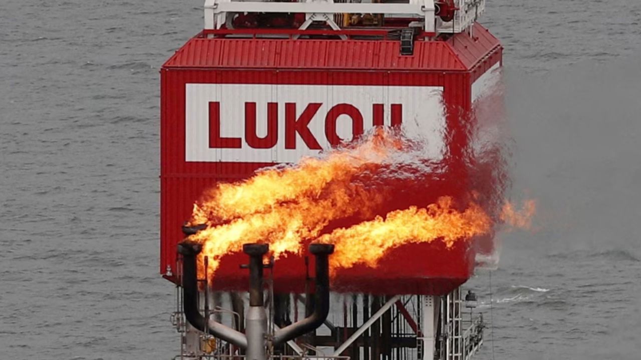 Украина ударила по нефтедобывающей платформе «Лукойла» в Каспийском море