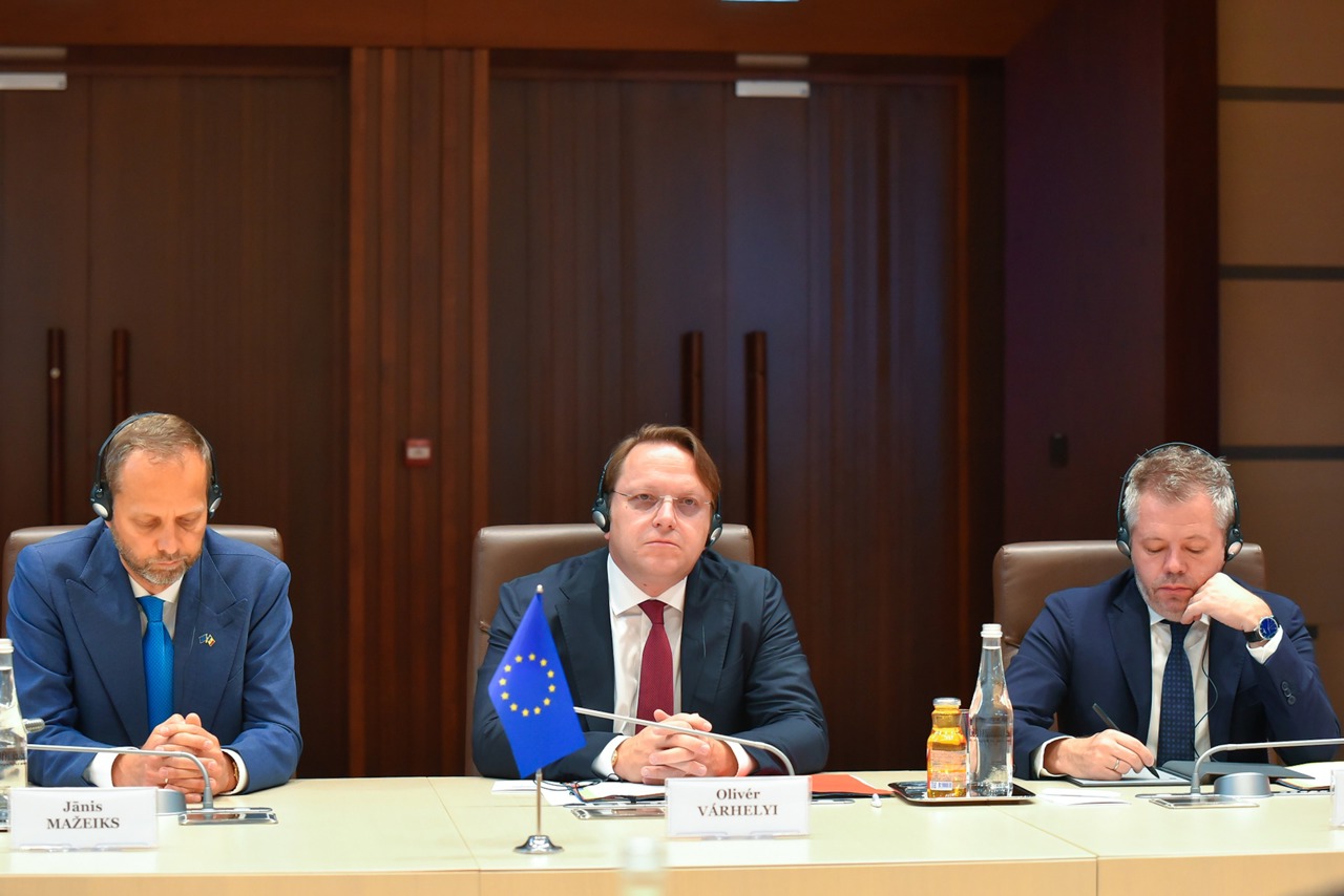 Comisarul european pentru Vecinătate și Extindere a reafirmat la Chișinău sprijinul Uniunii Europene pentru valorile democratice și statul de drept
