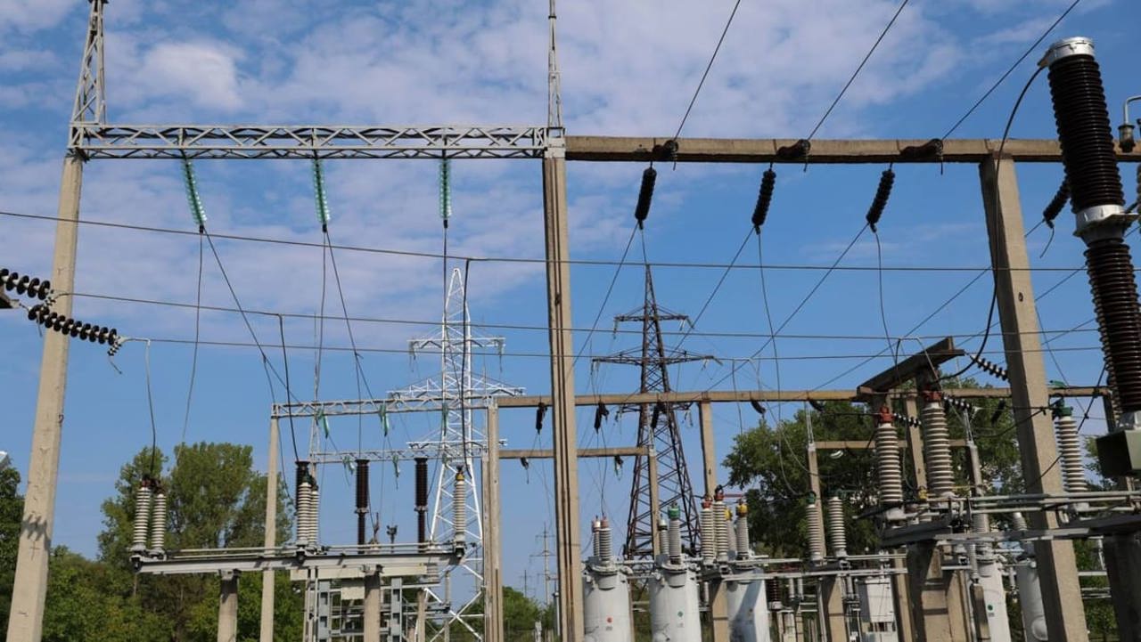 „Consum imprevizibil”: cine se face vinovat de faptul că R. Moldova accesează energie electrică de avarie, mai scumpă, din România
