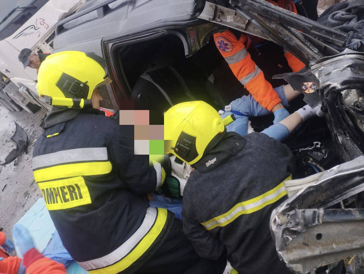 Car overturns in Edineț; 31-year-old driver hospitalized