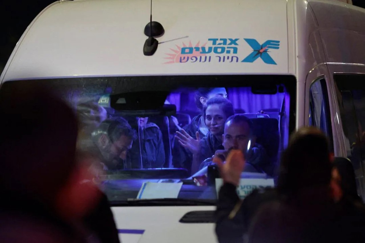 Reuters / Un vehicul care transportă ostaticii eliberați, în Ofakim, Israel, 30 noiembrie 2023