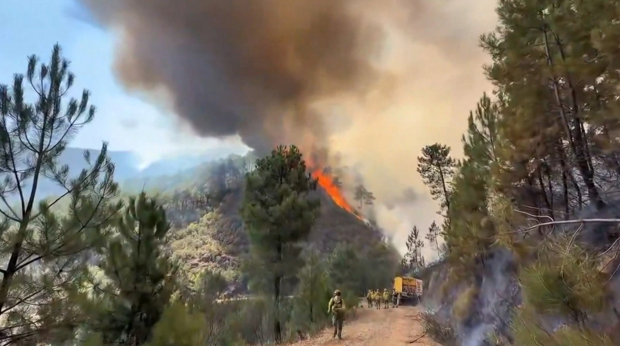 Val de căldură și incendii devastatoare în Europa: Sute de oameni evacuați, sute de mii de hectare mistuite