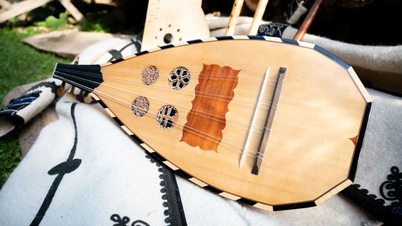 Cobza, simbol al identității românești de pe ambele maluri ale Prutului, inclusă în Lista patrimoniului UNESCO