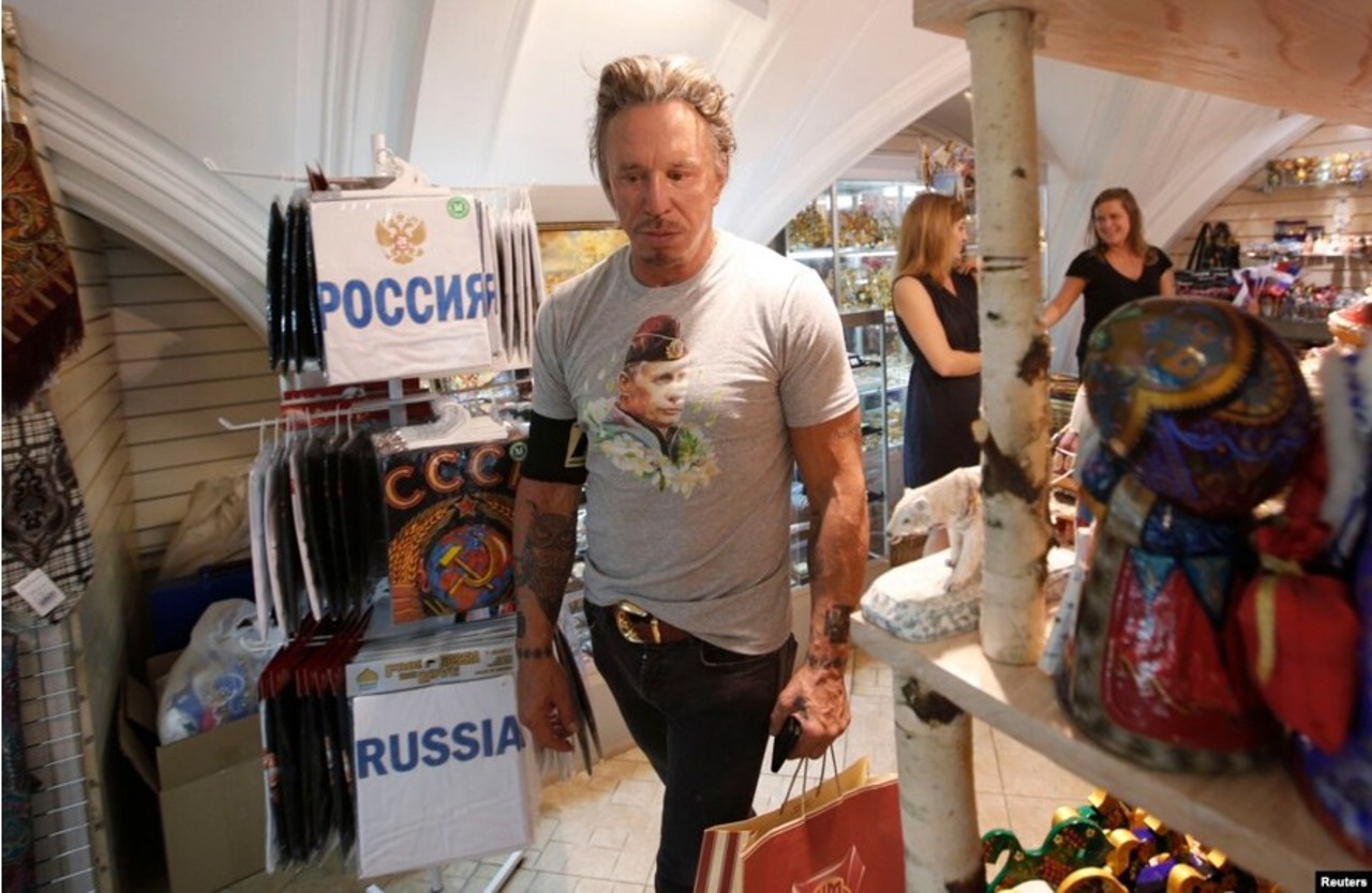 Mickey Rourke la Moscova purtând un tricou cu Putin