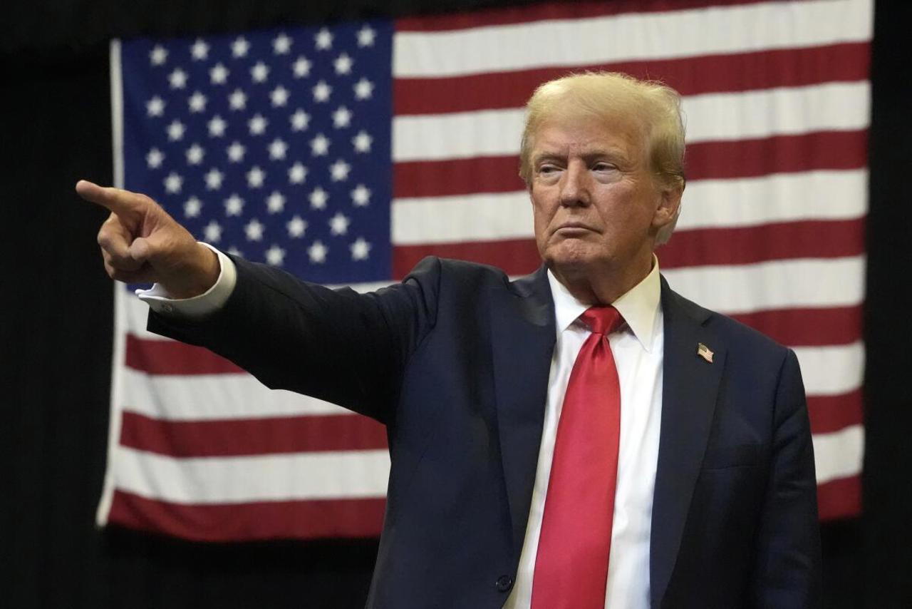 Trump ordonă poziționarea a două submarine nucleare americane în apropierea Rusiei. Reacția Bursei de la Moscova 