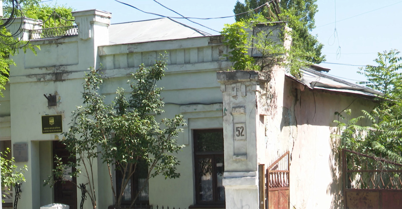 Опасаются обрушения исторического здания: члены Ассоциации бывших депортированных и политзаключенных Молдовы бьют тревогу