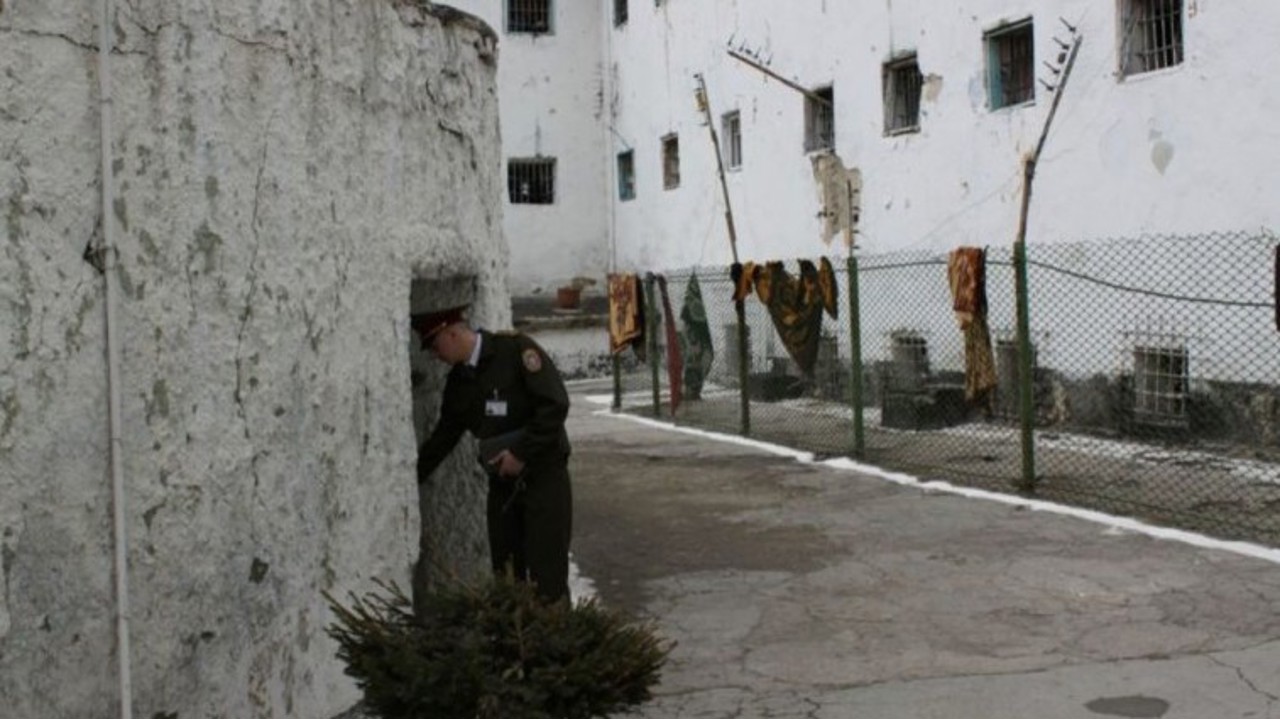 Un bărbat care a refuzat intenționat să ofere declarații într-o cauză penală, condamnat la nouă luni de închisoare 