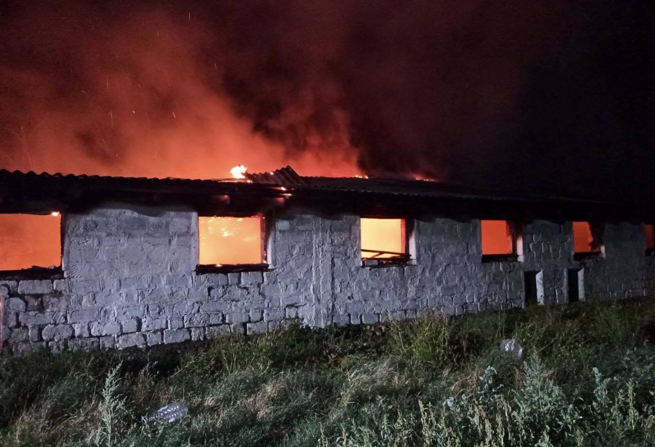 В Рышканском районе во время пожара спасли сотни коз