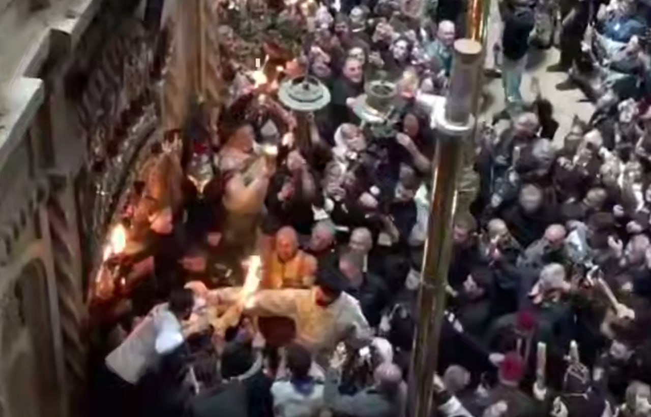 В Иерусалиме сошел Благодатный огонь: вечером святыню доставят в Кишинев