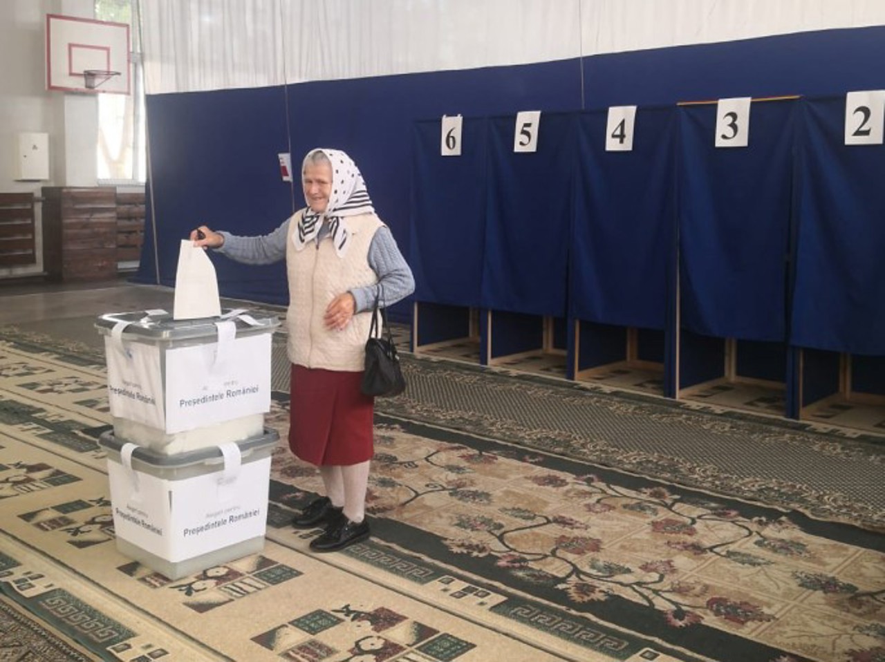 В Румынии проходят выборы президента: в стране открыты почти 19 тысяч избирательных участков