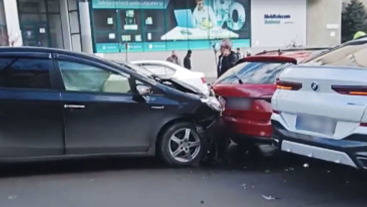 Accident în lanț pe bulevardul Ștefan cel Mare din capitală. Cinci automobile, avariate