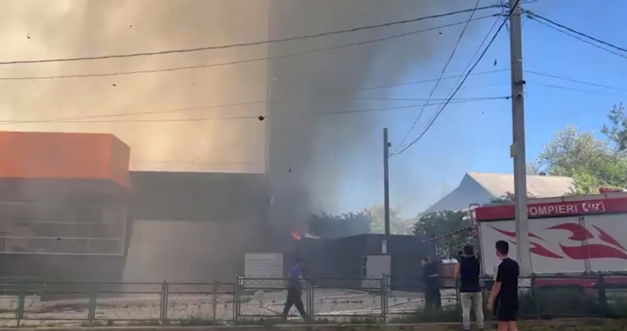 Incendiu la un local din Căușeni: cinci echipe de pompieri luptă cu flăcările