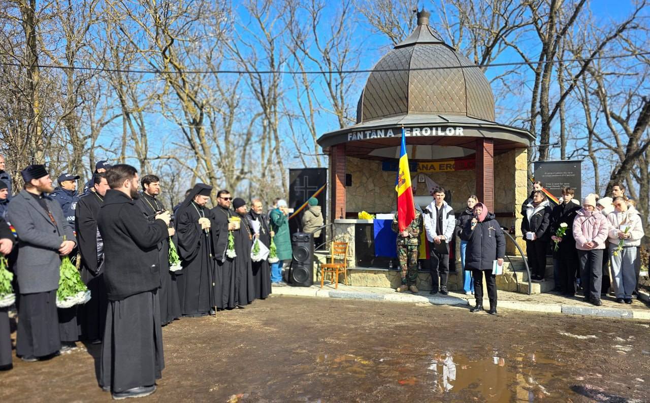 Omagiu la Fântâna Eroilor: Liceul „Alexandru cel Bun” din Tighina comemorează luptătorii căzuți la Nistru