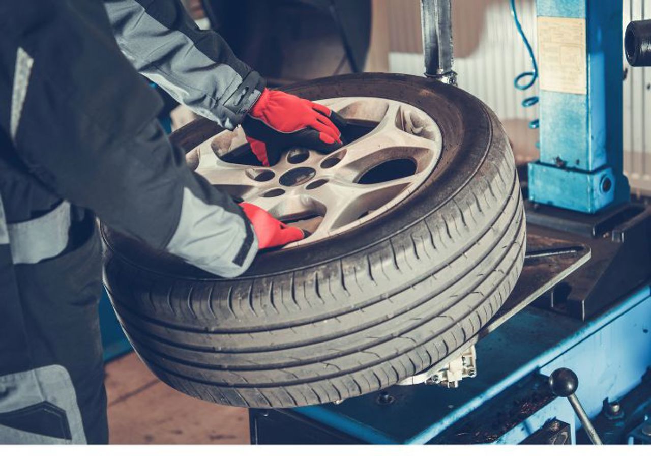 Urgia albă a creat cozi la vulcanizare. Șoferii au fost nevoiți să aștepte ore în șir