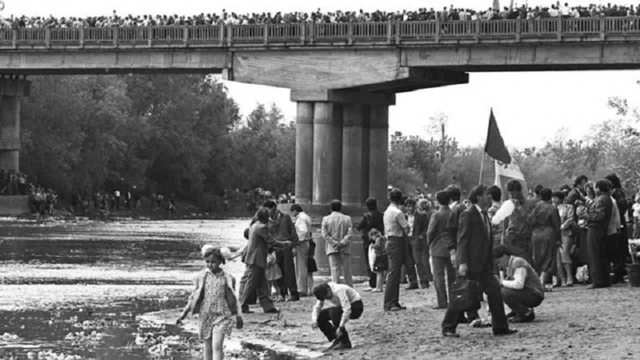 „Grănicerii sovietici nu mai văzuseră așa ceva niciodată!”: 36 de ani de la Podul de Flori, simbolul apropierii dintre românii de pe ambele maluri ale Prutului