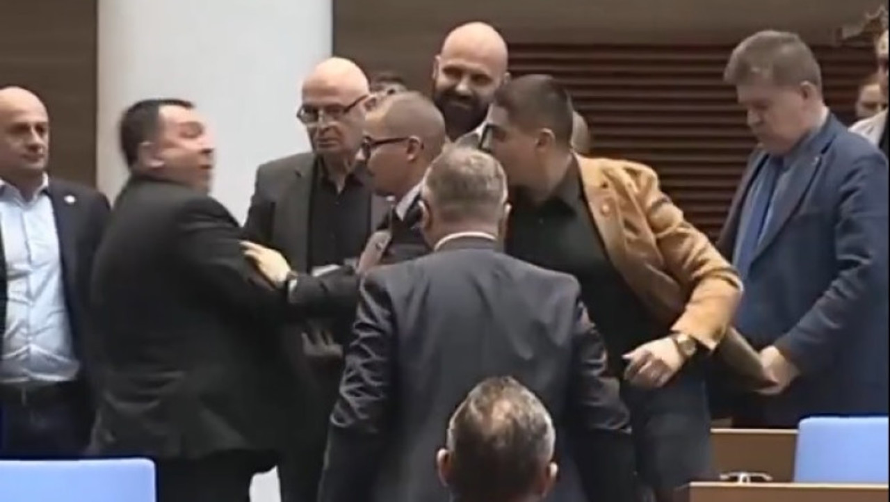 Confruntare violentă în Parlamentul bulgar în timpul dezbaterii bugetului de stat 