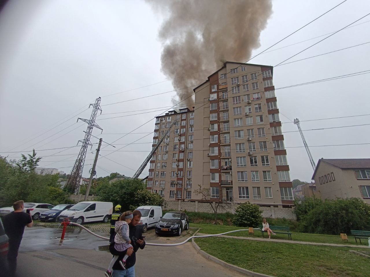 Incendiul din Durlești: 32 de persoane, inclusiv 11 copii, au fost evacuate din blocul de locuințe