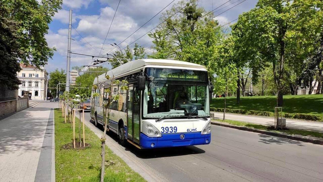 Doar 40% dintre troleibuzele din Chișinău au aer condiționat. Șeful RTEC: „Nu toate pot fi adaptate”