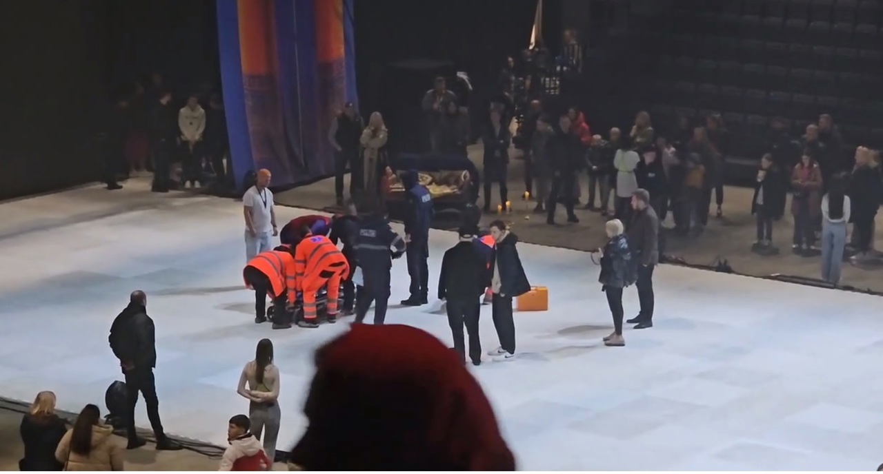 В столице, во время представления, с высоты упала артистка: заявления организатора, врачей и полиции