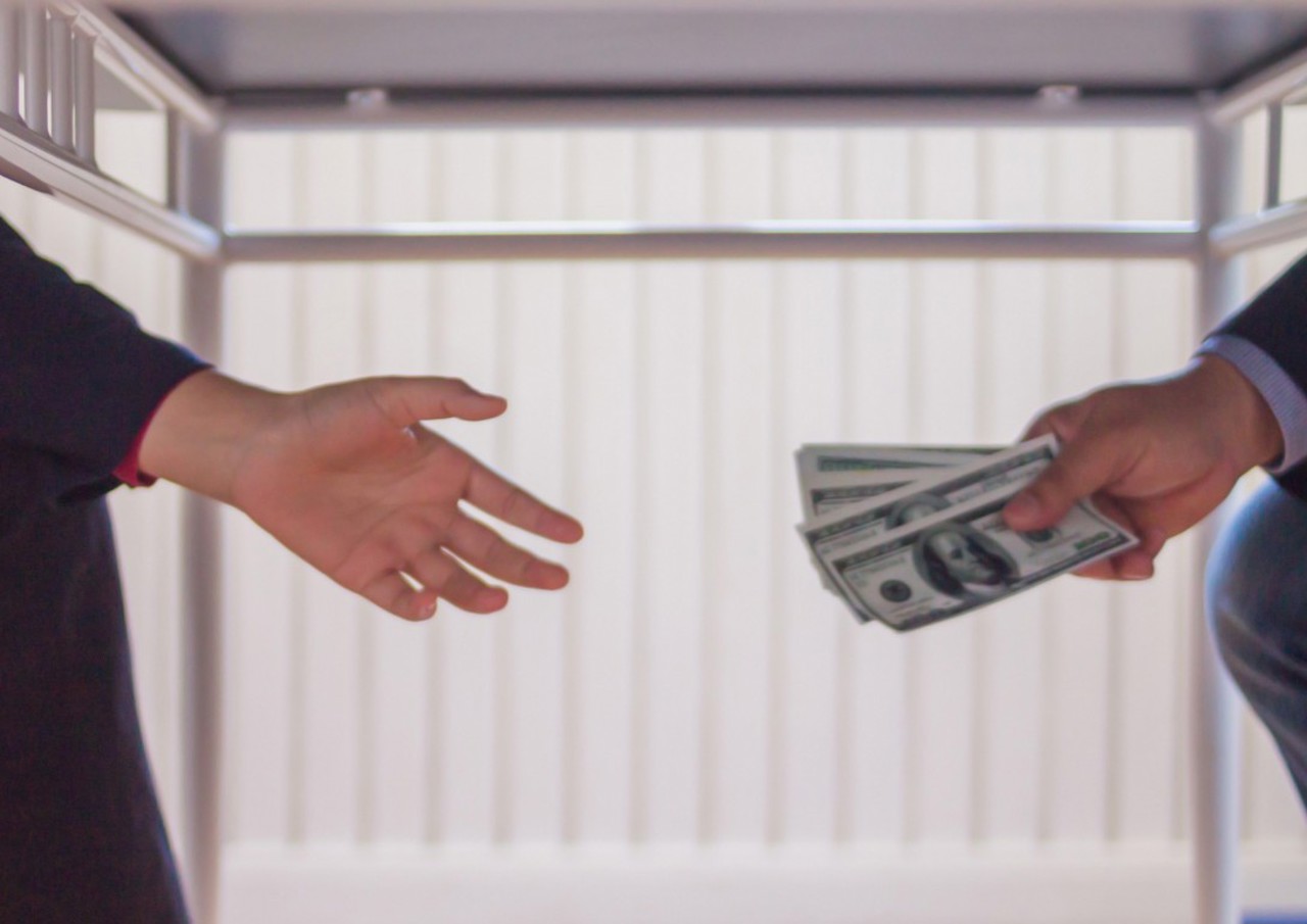 Mită de 20.000 de euro pentru a „rezolva” un dosar: doi procurori riscă ani grei de pușcărie