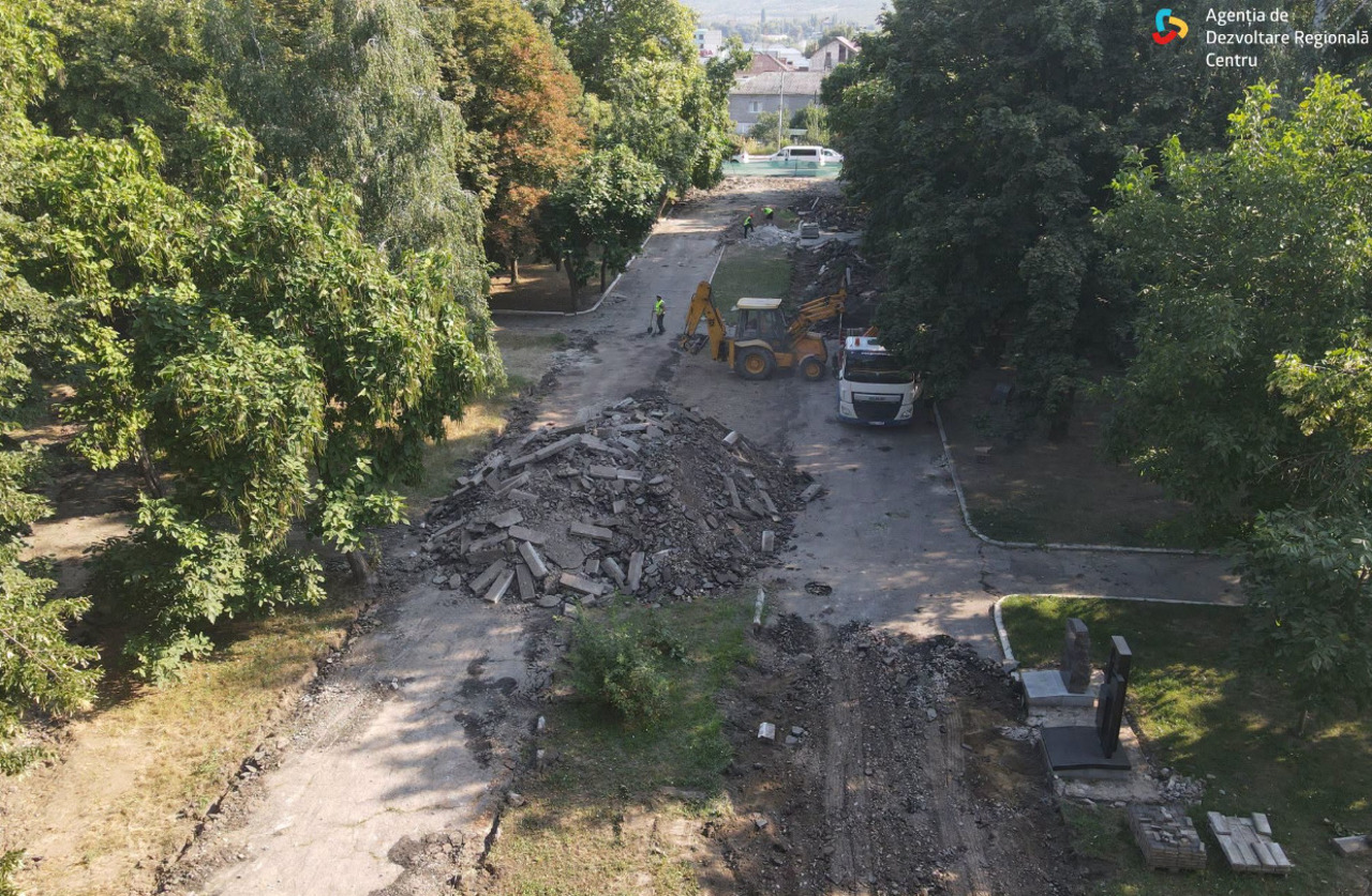 Lucrări de amploare în Parcul central din Strășeni: Vor fi reabilitate șapte alei și modernizat terenul de joacă