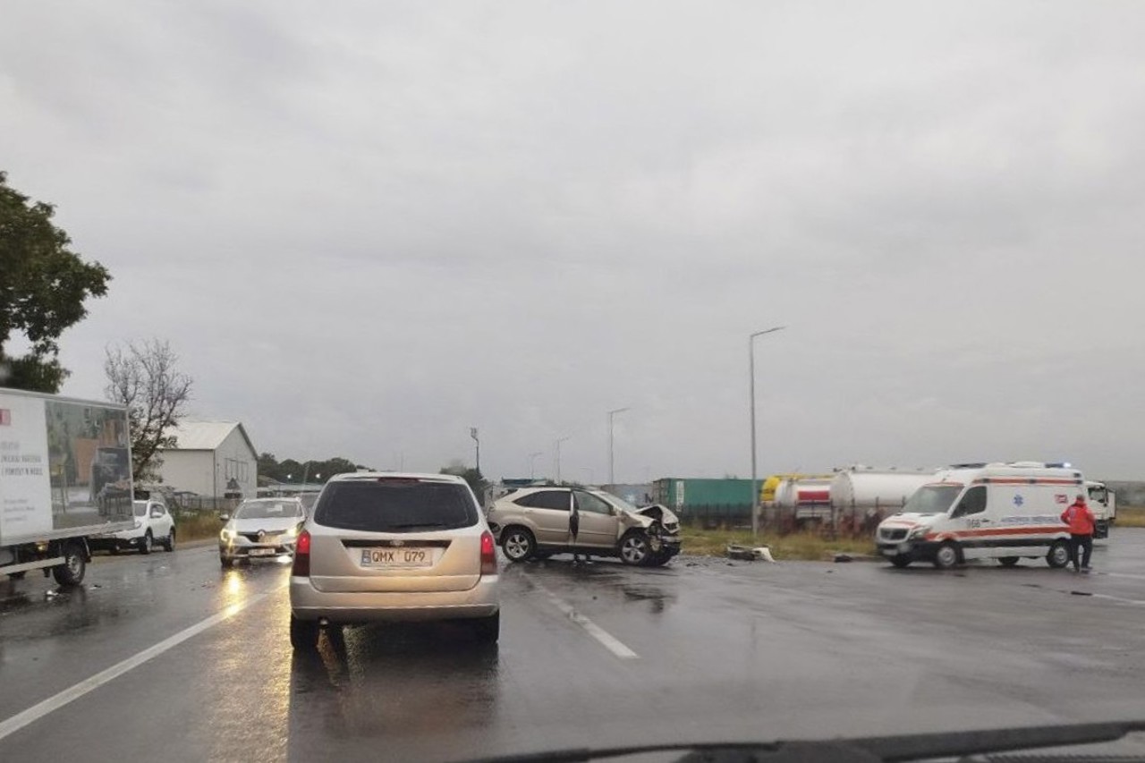 Accident în lanț la Sângera: un bărbat a ajuns la spital 