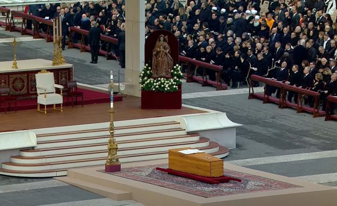 Funeralii la Vatican: Fostul papă Benedict al XVI-lea, condus pe ultimul drum