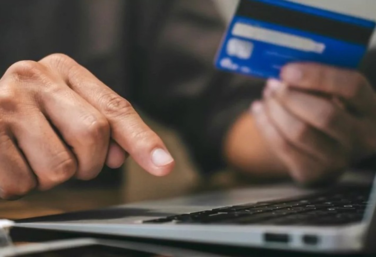 Comerțul online, în creștere cu 40% în ultimul an: Tranzacțiile achitate cu cardul vor depăși 15 miliarde de lei în 2025