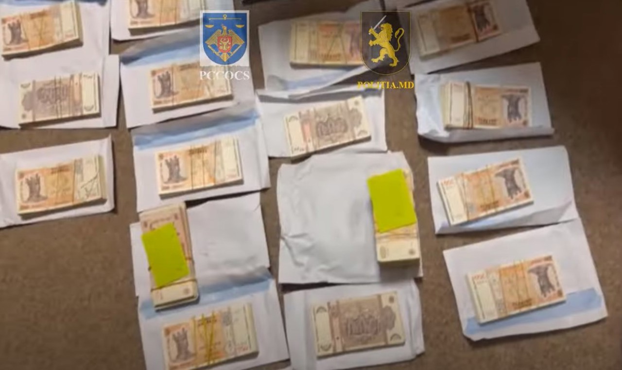 Деньги в конвертах: у сотрудницы мэрии Оргеева и курьера нашли около 800 тысяч леев