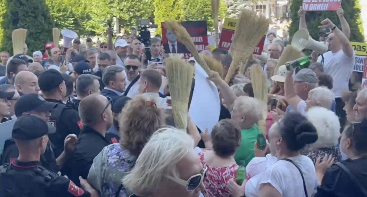Proteste cu mături la Orhei în timpul vizitei premierului. Recean: „Marionete ale crimei organizate”