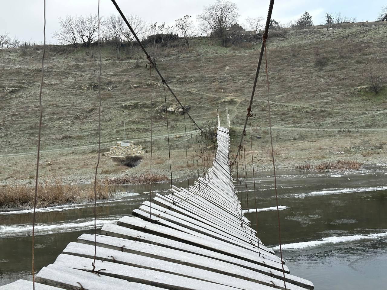 Punte veche de peste 50 de ani, singura legătură rapidă între Piatra și Pohorniceni, pericol pentru localnici 