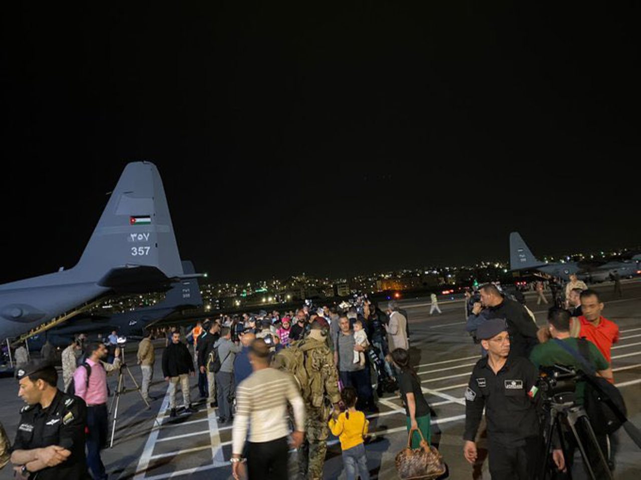 Țările occidentale își evacuează cetățenii din Sudan, unde continuă conflictul intern