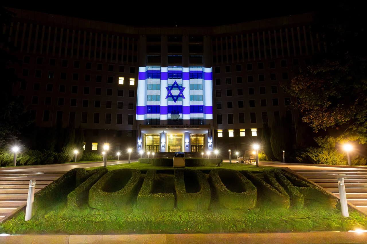 Clădirea Parlamentului, iluminată în culorile drapelului israelian