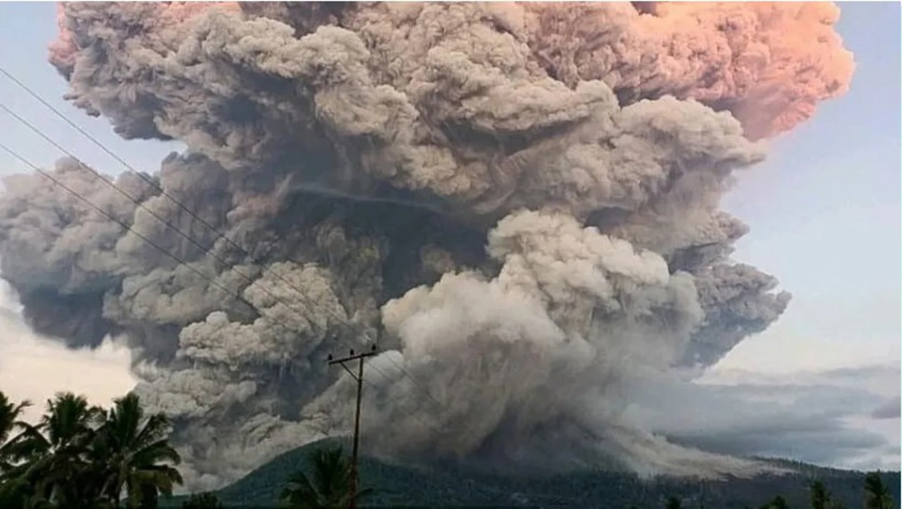 Вулкан Левотоби в Индонезии выпустил облако пепла высотой в 10 километров