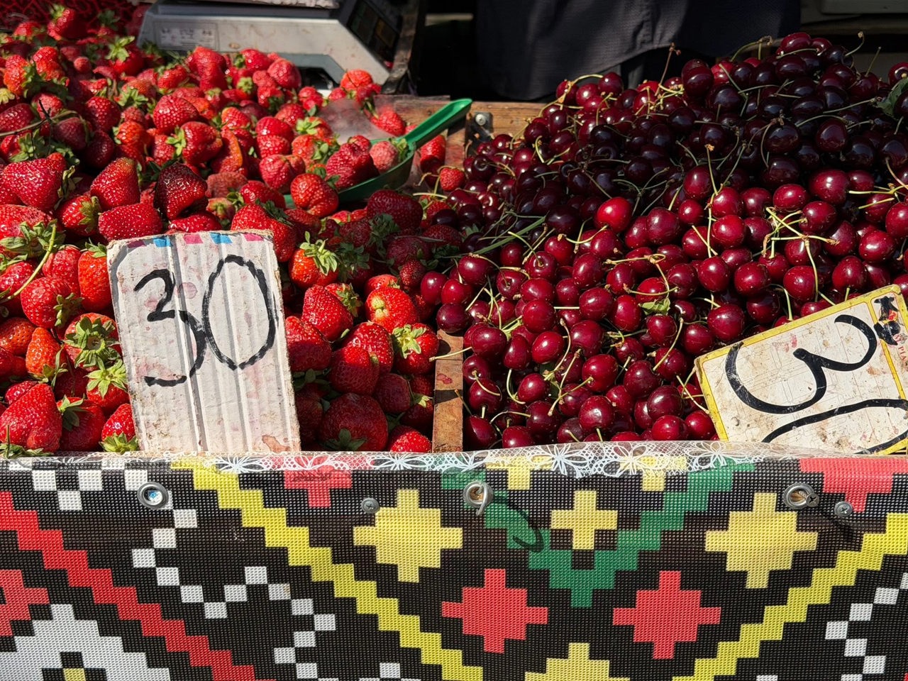 Analize: „Produsele autohtone sunt mai sigure decât cele de import”. Ce trebuie să știe consumatorii înainte de a cumpăra fructe de sezon