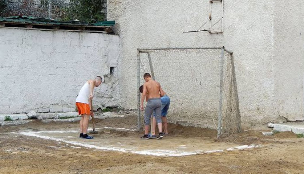 Au schimbat banca școlară pe cea a acuzaților: Câți minori își așteaptă sentințele în penitenciarele din R. Moldova