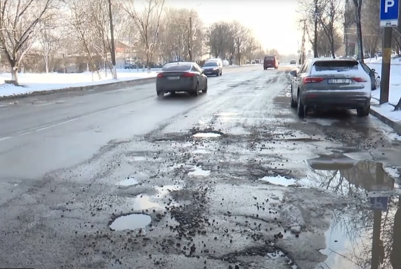 Operațiunea „groapa”: Primăria Chișinău anunță că începe reparația „masivă” a străzilor principale din oraș